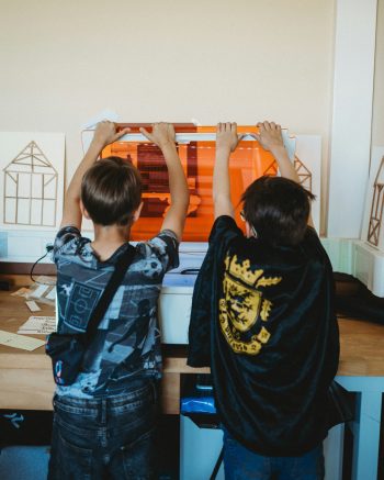 Schüler bei der Arbeit am Lasercutter bei der Eröffnung, Foto: C. Rögner